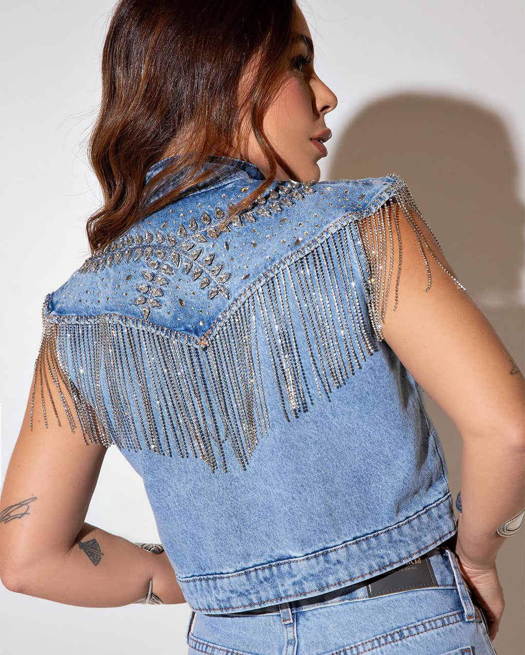 COLETE JEANS FEM COM BORDADO E APLICACAO